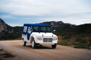 Méhari électrique eStory garée dans un domaine viticole en Provence