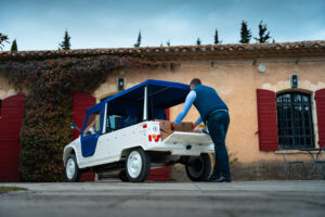 Méhari électrique pick-up dans un domaine viticole