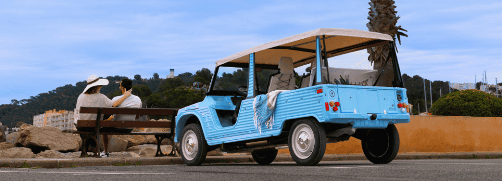 electric beach car Spain, electric vintage car Spain, luxury resort electric vehicle Spain, sustainable tourism vehicle Spain, Mediterranean electric car, Méhari, Méhari électrique, Méhari en Espagne