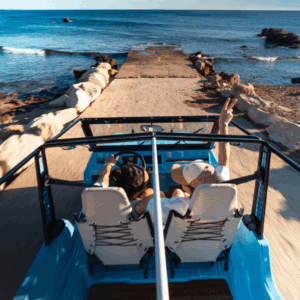 Méhari électrique bleue garée sur le sable, voiture de plage idéale pour les escapades en bord de mer avec son toit ouvert