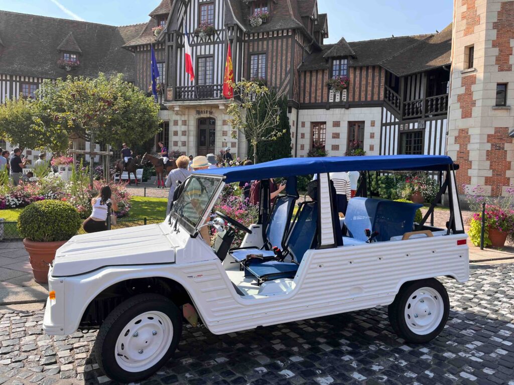 Méhari électrique eStory garée devant la Mairie de Deauville style néo-normand
