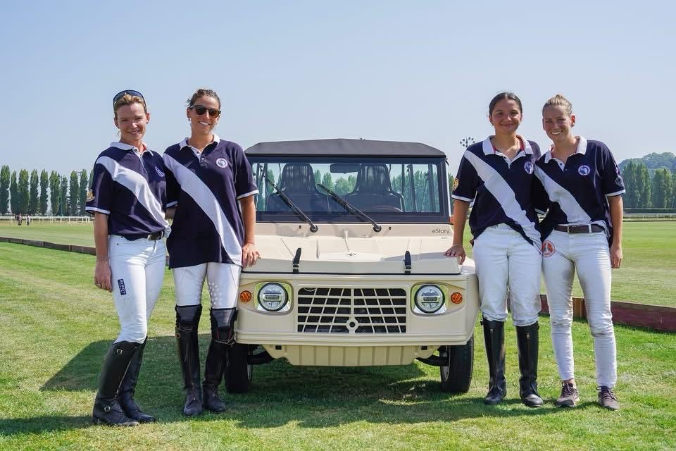 Joueuses de polo posant autour de la Méhari électrique eStory à Deauville