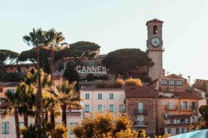 Vieille ville de Cannes – horloge et palmiers