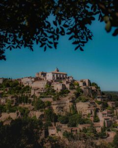 Village perché dans le Luberon, typique de la Provence