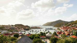 Saint-Barthélemy vue du ciel – bateaux et maisons