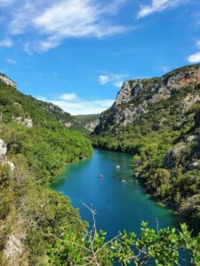 Canal du Verdon, ancien ouvrage d'art à flanc de falaise aux eaux turquoise
