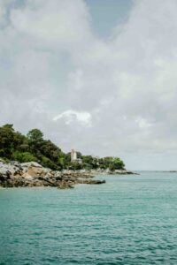 Plage de Noirmoutier avec le phare en arrière-plan
