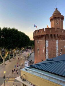 Le Castillet à Perpignan avec la rue adjacente