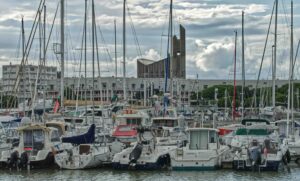 Quai et Promenoir du Treizième Dragon à Royan, vue sur le port et l'architecture moderniste