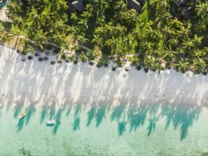 Vue aérienne de la plage de Flic-en-Flac à l'île Maurice avec son lagon turquoise