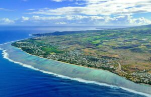 Vue aérienne de la côte réunionnaise avec plage et habitations en bord de mer