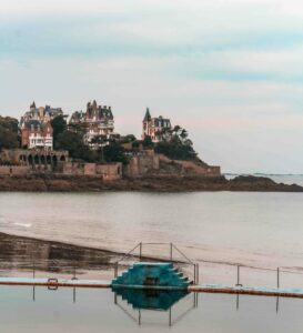Villas sur les rochers à Dinard – vue depuis la mer