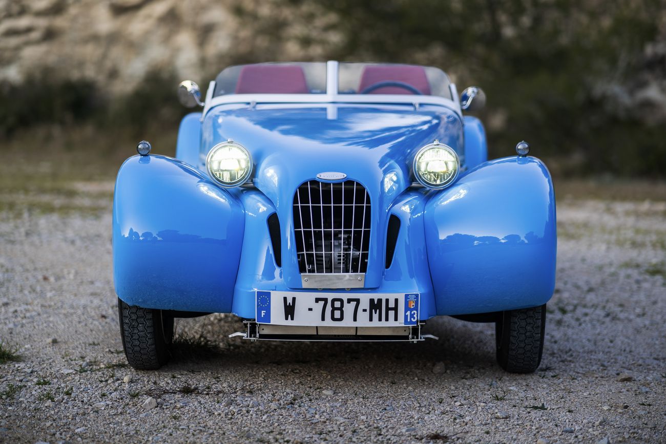 Burton Electric bleue de face, phares allumés