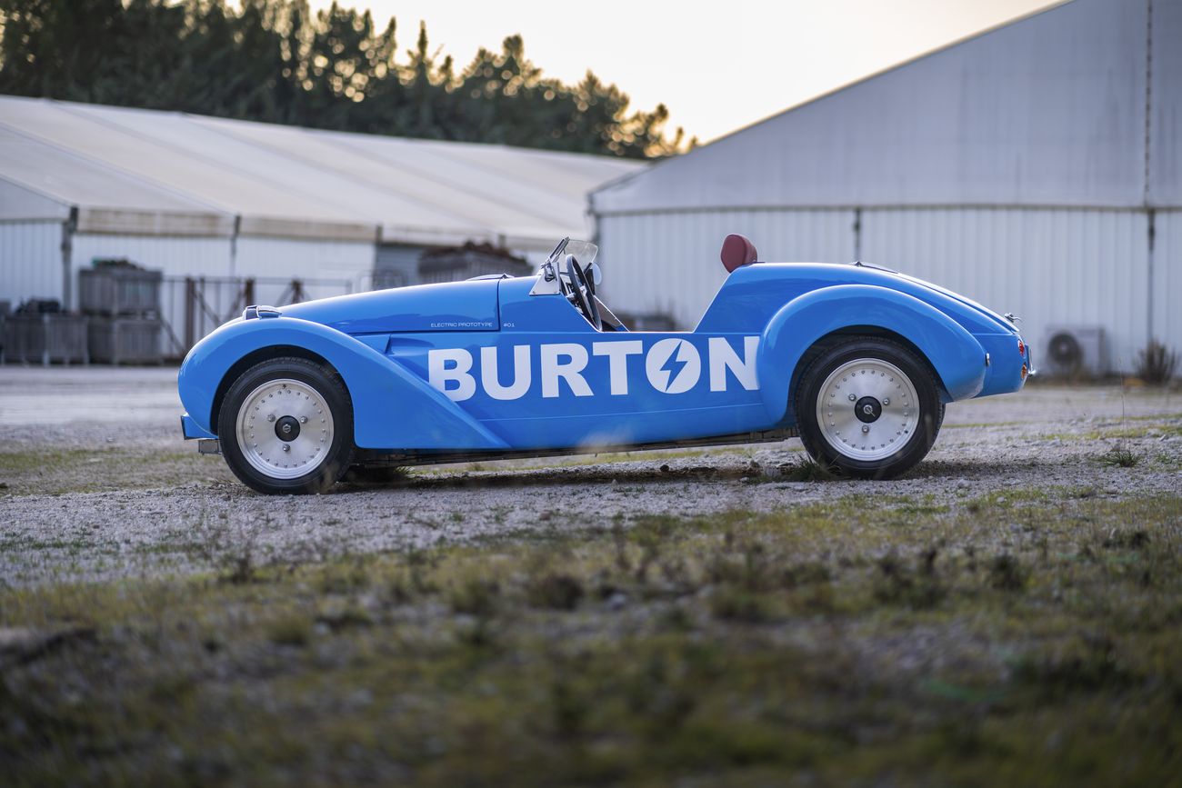Silhouette de profil de la Burton Electric