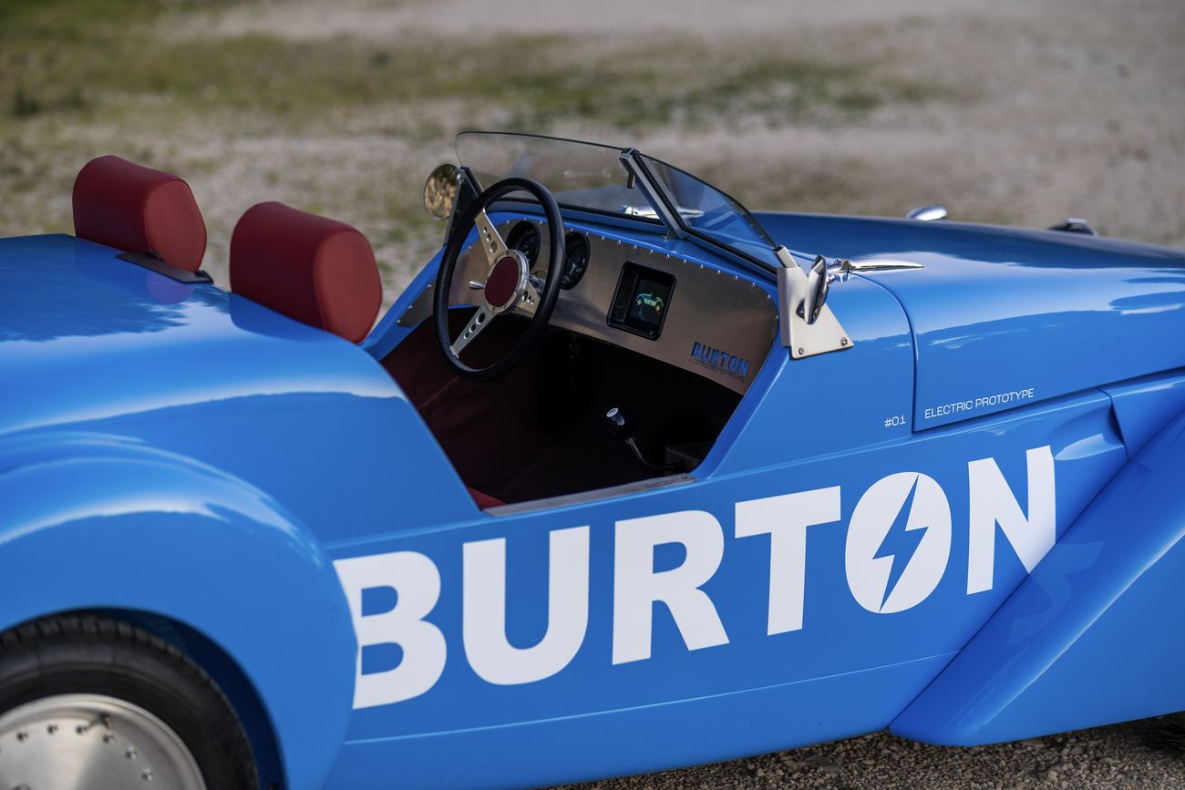 Habitacle de la Burton Electric vu depuis l’extérieur