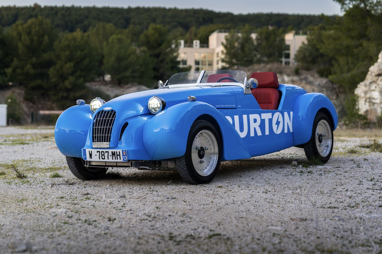 Burton Electric bleue devant une falaise calcaire