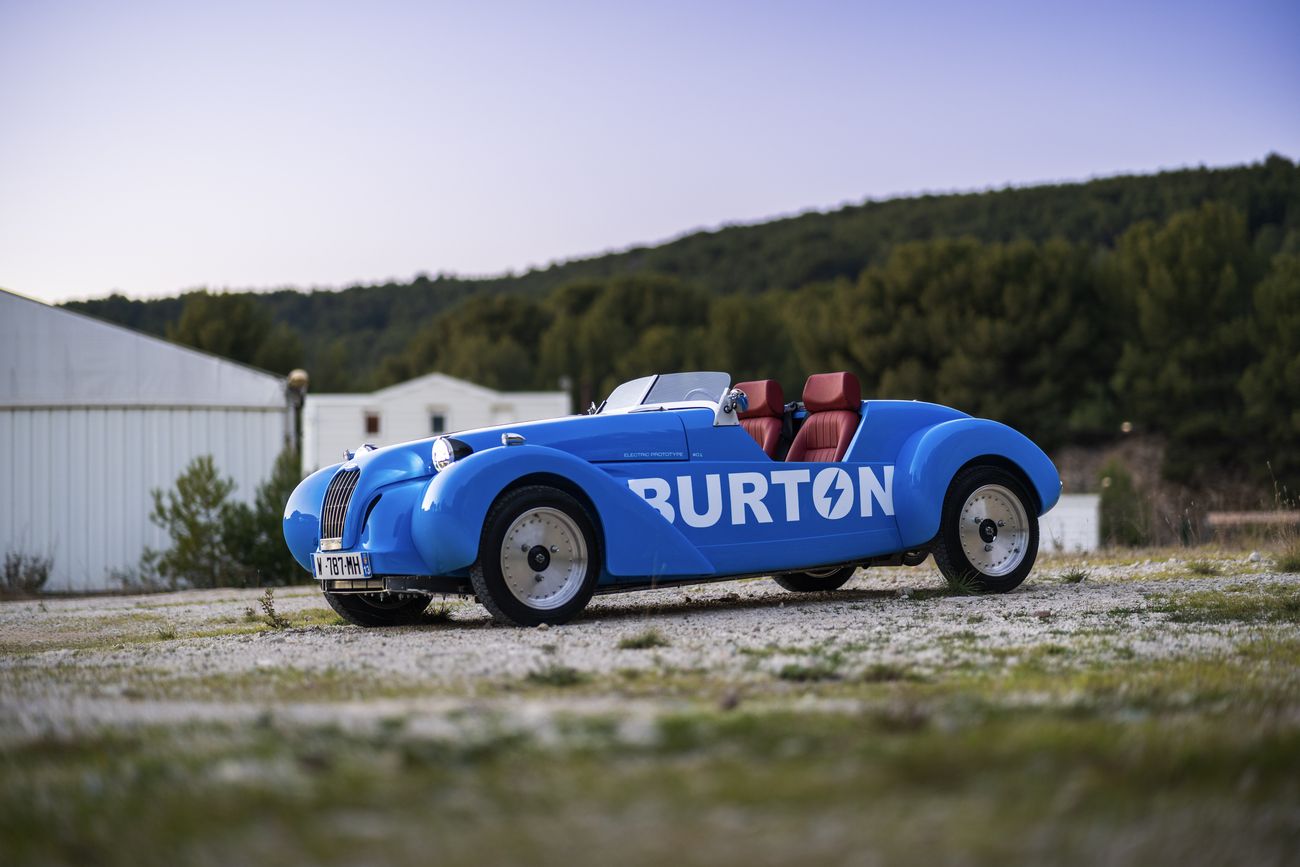 Burton Electric bleue vue de trois quarts arrière
