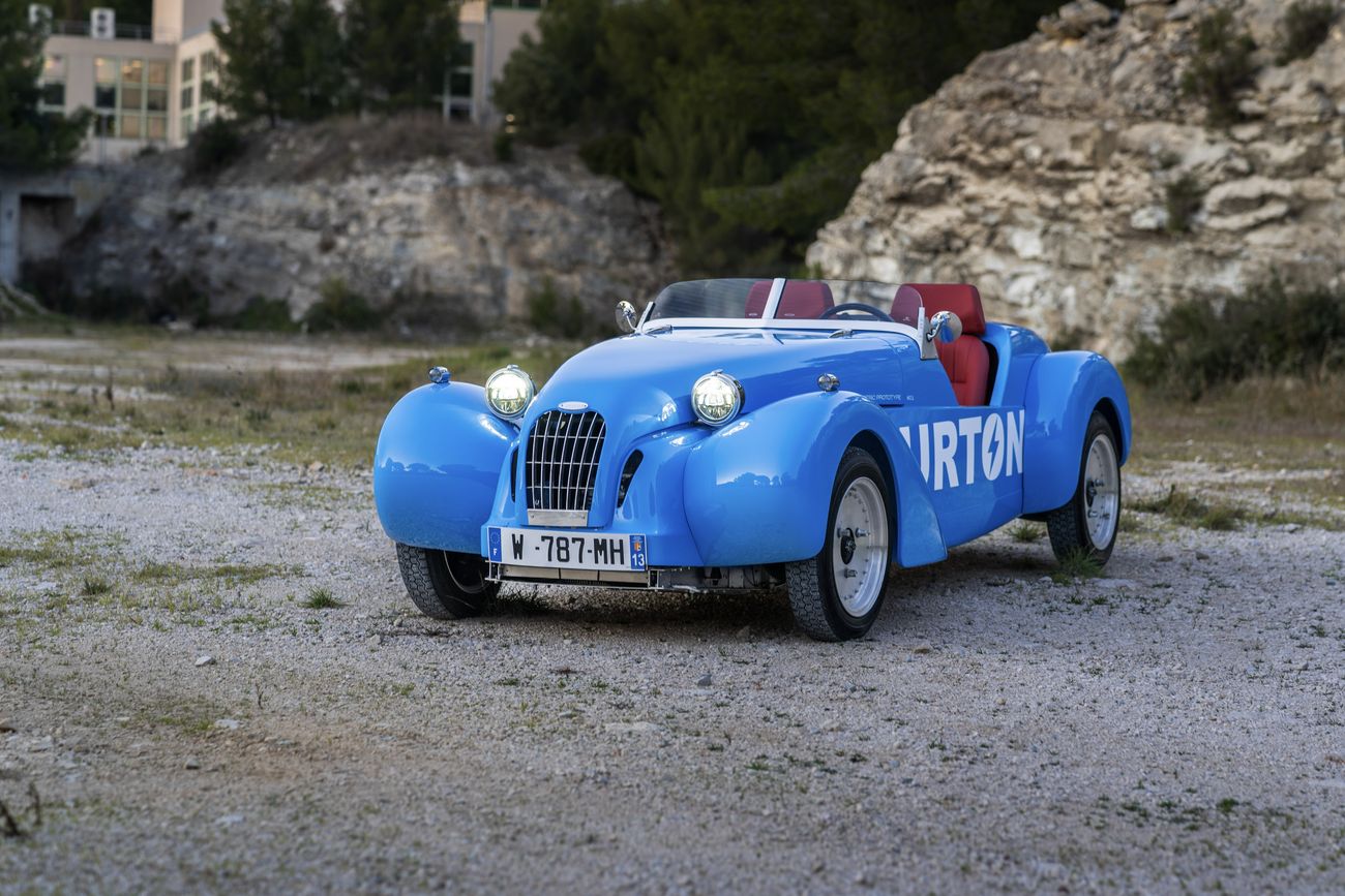 Burton Electric bleue vue de trois quarts avant