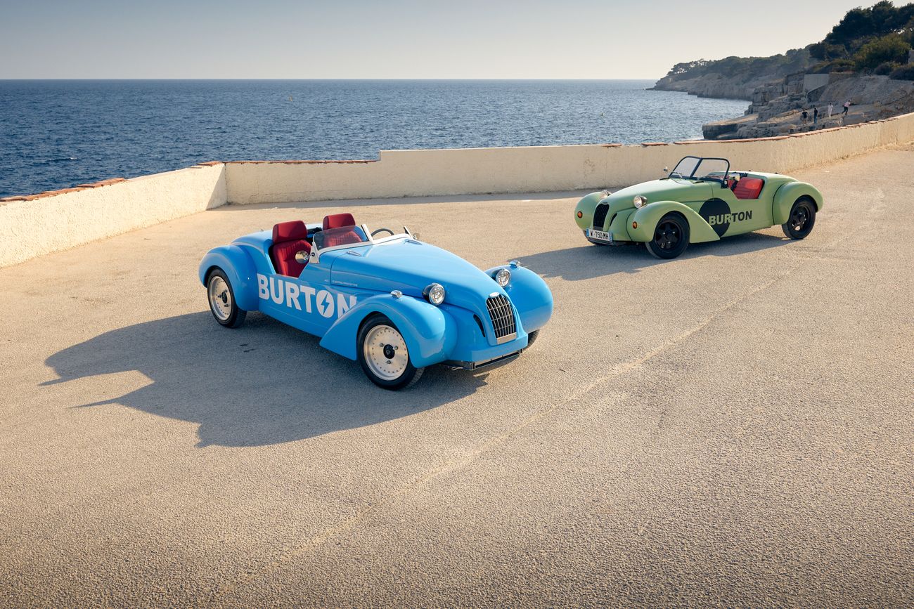 Deux Burton Electric, une bleue et une verte, face à la mer
